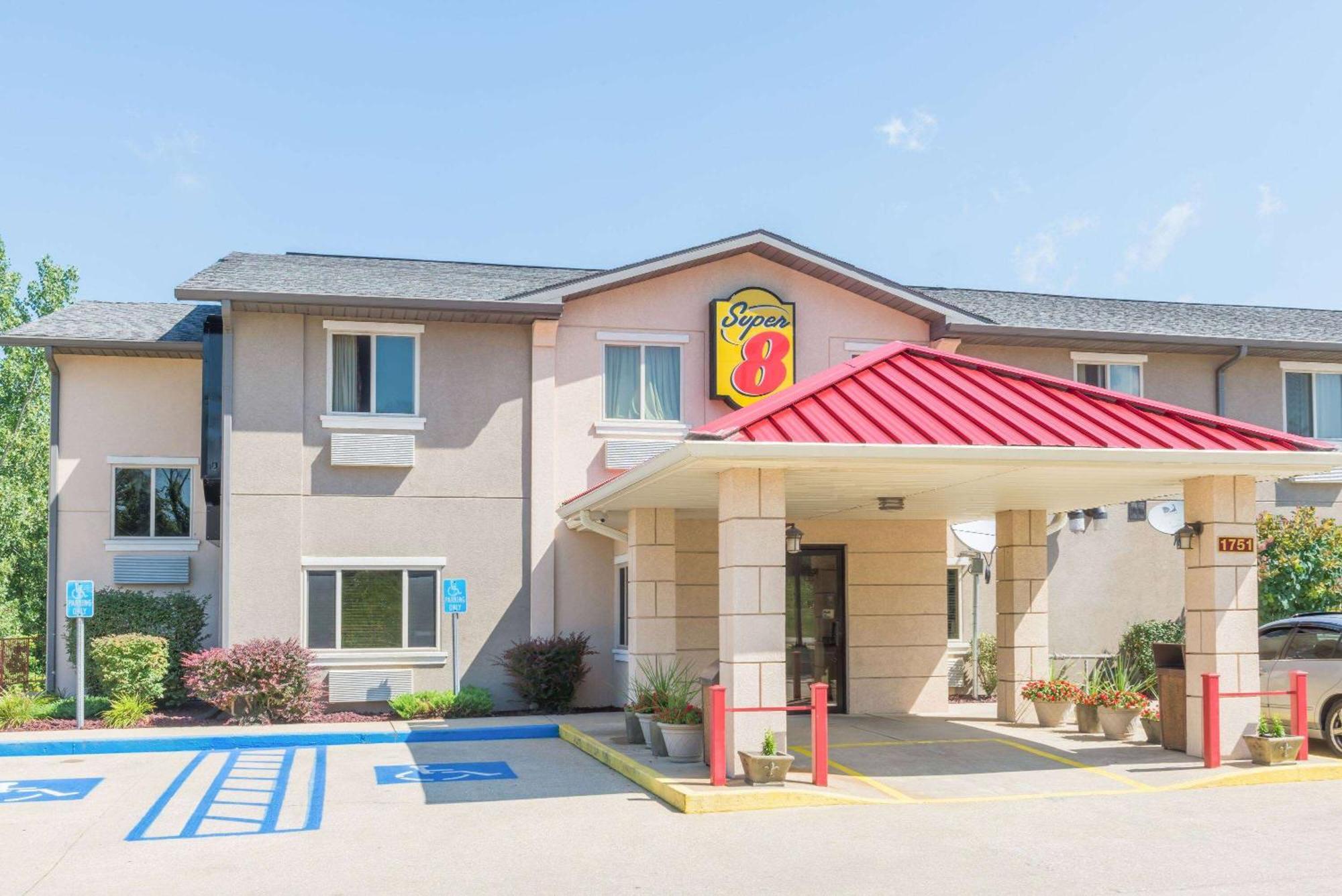 Super 8 By Wyndham Bloomington University Area Buitenkant foto