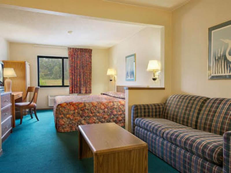 Super 8 By Wyndham Bloomington University Area Buitenkant foto